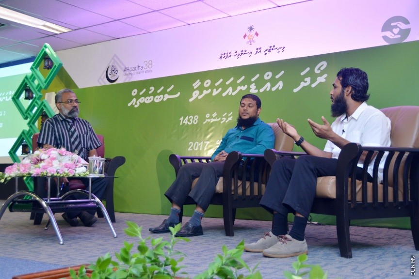 މޭ 28، 2017: ރަމަޟާން މަހުގެ ރޭތަށް އިޙްޔާ ކުރުމުގެ ގޮތުން އިސްލާމިކް މިނިސްޓްރީން ބޭއްވި ފުރަތަމަ ޖަލްސާގެ ތެރެއިން -- ސަން ފޮޓޯ/ ފަޔާޒު މޫސާ