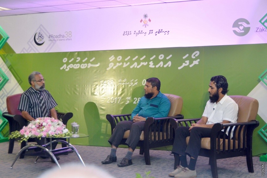 މޭ 28، 2017: ރަމަޟާން މަހުގެ ރޭތަށް އިޙްޔާ ކުރުމުގެ ގޮތުން އިސްލާމިކް މިނިސްޓްރީން ބޭއްވި ފުރަތަމަ ޖަލްސާގެ ތެރެއިން -- ސަން ފޮޓޯ/ ފަޔާޒު މޫސާ