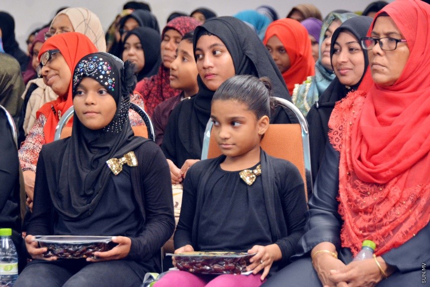 މޭ 28، 2017: ރަމަޟާން މަހުގެ ރޭތަށް އިޙްޔާ ކުރުމުގެ ގޮތުން އިސްލާމިކް މިނިސްޓްރީން ބޭއްވި ފުރަތަމަ ޖަލްސާގެ ތެރެއިން -- ސަން ފޮޓޯ/ ފަޔާޒު މޫސާ