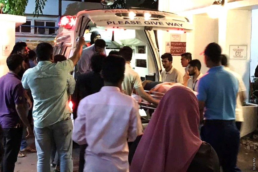 މޭ 30، 2017: ސަމާ އައިލެންޑް ރިސޯޓުން ފުރައިގެން ދަތުރު ކުރި އުޅަނދެއް ރީތިރަށް ރިސޯޓް ކައިރީ އަޅާފައި އޮތް އުޅަނދެއްގައި ޖެހި ނުރައްކާތެރި އެކްސިޑެންޓެއްވެ ގިނަބަޔަކު ޒަހަމްވުން -- ސަން ފޮޓޯ/ ފަޔާޒު މޫސާ