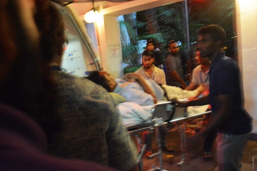 މޭ 30، 2017: ސަމާ އައިލެންޑް ރިސޯޓުން ފުރައިގެން ދަތުރު ކުރި އުޅަނދެއް ރީތިރަށް ރިސޯޓް ކައިރީ އަޅާފައި އޮތް އުޅަނދެއްގައި ޖެހި ނުރައްކާތެރި އެކްސިޑެންޓެއްވެ ގިނަބަޔަކު ޒަހަމްވުން -- ސަން ފޮޓޯ/ ފަޔާޒު މޫސާ