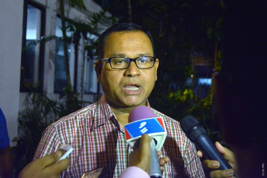 މޭ 30، 2017: ސަމާ އައިލެންޑް ރިސޯޓުން ފުރައިގެން ދަތުރު ކުރި އުޅަނދެއް ރީތިރަށް ރިސޯޓް ކައިރީ އަޅާފައި އޮތް އުޅަނދެއްގައި ޖެހި ނުރައްކާތެރި އެކްސިޑެންޓެއްވެ ގިނަބަޔަކު ޒަހަމްވުން -- ސަން ފޮޓޯ/ ފަޔާޒު މޫސާ