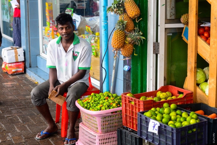  މާލެ މާރުކޭޓް ސަރަހައްދު: ރޯދަ މަހުގެ ފުރަތަމަ 10 ދުވަސް ފާއިތުވެ ދިޔައިރުވެސް ބާޒާރުގައި ތަކެތީގެ އަގު އަދިވެސް ބޮޑު---ސަން ފޮޓޯ/ މުހައްމަދު އަފްރާހް