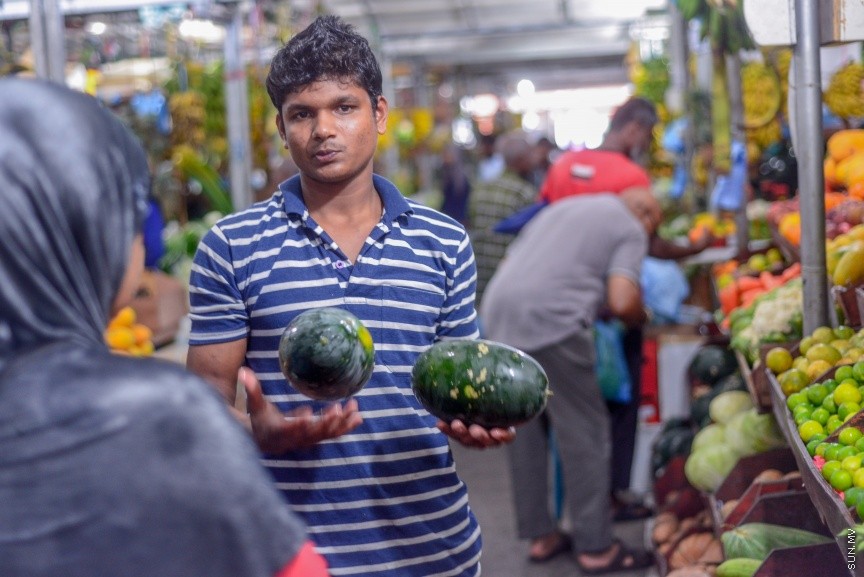 ދަތުރުވެރިންގެ މާރުކޭޓް: ރޯދަ މަހުގެ ފުރަތަމަ 10 ދުވަސް ފާއިތުވެ ދިޔައިރުވެސް ބާޒާރުގައި ތަކެތީގެ އަގު އަދިވެސް ބޮޑު---ސަން ފޮޓޯ/ މުހައްމަދު އަފްރާހް