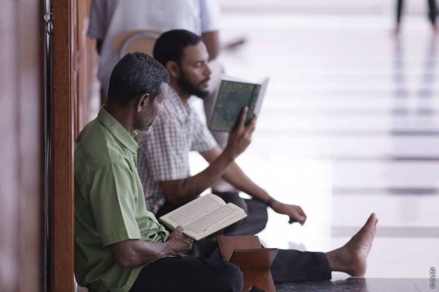 ރަމަޟާން މަހަކީ އެމަހެއްގައި ޤުރުއާން ބާވާލައްވާ ލައިލަތުލް ޤަދުރި ވިލޭރޭ ލެއްވި  މަހެވެ. އެގޮތުން ރަމަޟާން މަހު ޤުރުއާން ކިޔެވުން އިތުރު ކުރުމަކީ ސުންނަތްވެގެންވާ ކަމެކެވެ. ކީރިތި ރަސޫލާ މުހައްމަދު صلى الله عليه وسلم ވެސް ވަނީ ރޯދަ މަހު ޤުރުއާން ކިޔުއްވާ މިންވަރު އިތުރުކުރައްވާފައެވެ. : އިސްލާމީ މަރުކަޒުގައި ބަޔަކު ޤުރުއާން ކިޔަވަނީ -- ސަން ފޮޓޯ/ ފަޔާޒު މޫސާ 