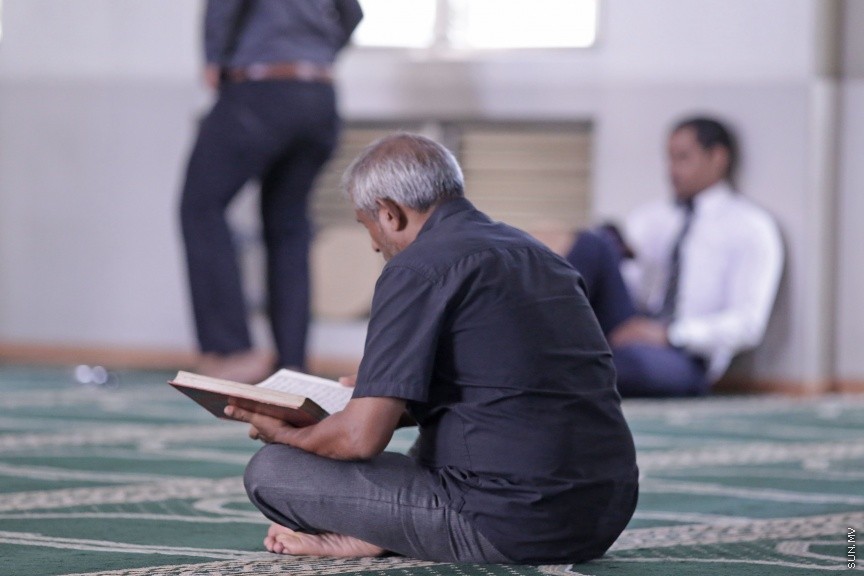 ރަމަޟާން މަހަކީ އެމަހެއްގައި ޤުރުއާން ބާވާލައްވާ ލައިލަތުލް ޤަދުރި ވިލޭރޭ ލެއްވި  މަހެވެ. އެގޮތުން ރަމަޟާން މަހު ޤުރުއާން ކިޔެވުން އިތުރު ކުރުމަކީ ސުންނަތްވެގެންވާ ކަމެކެވެ. ކީރިތި ރަސޫލާ މުހައްމަދު صلى الله عليه وسلم ވެސް ވަނީ ރޯދަ މަހު ޤުރުއާން ކިޔުއްވާ މިންވަރު އިތުރުކުރައްވާފައެވެ. : އިސްލާމީ މަރުކަޒުގައި މީހަކު ޤުރުއާން ކިޔަވަނީ -- ސަން ފޮޓޯ/ ފަޔާޒު މޫސާ 