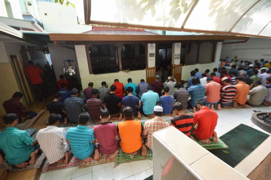 ރަމަޟާން މަހަކީ އެމަހެއްގައި ޤުރުއާން ބާވާލައްވާ ލައިލަތުލް ޤަދުރި ވިލޭރޭ ލެއްވި  މަހެވެ. އެގޮތުން ރަމަޟާން މަހު ޤުރުއާން ކިޔެވުން އިތުރު ކުރުމަކީ ސުންނަތްވެގެންވާ ކަމެކެވެ. ކީރިތި ރަސޫލާ މުހައްމަދު صلى الله عليه وسلم ވެސް ވަނީ ރޯދަ މަހު ޤުރުއާން ކިޔުއްވާ މިންވަރު އިތުރުކުރައްވާފައެވެ. : ރޯދަ މަހު މިސްކިތްތަކަށް ނަމާދުކޮށް ޤުރުއާން ކިޔަވަން ދާ މީހުން ގިނަވޭ  -- ސަން ފޮޓޯ/ ފަޔާޒު މޫސާ 