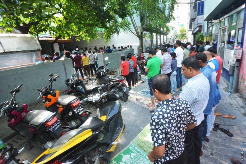 ރަމަޟާން މަހަކީ އެމަހެއްގައި ޤުރުއާން ބާވާލައްވާ ލައިލަތުލް ޤަދުރި ވިލޭރޭ ލެއްވި  މަހެވެ. އެގޮތުން ރަމަޟާން މަހު ޤުރުއާން ކިޔެވުން އިތުރު ކުރުމަކީ ސުންނަތްވެގެންވާ ކަމެކެވެ. ކީރިތި ރަސޫލާ މުހައްމަދު صلى الله عليه وسلم ވެސް ވަނީ ރޯދަ މަހު ޤުރުއާން ކިޔުއްވާ މިންވަރު އިތުރުކުރައްވާފައެވެ. : ރޯދަ މަހު މިސްކިތްތަކަށް ނަމާދުކޮށް ޤުރުއާން ކިޔަވަން ދާ މީހުން ގިނަވޭ  -- ސަން ފޮޓޯ/ ފަޔާޒު މޫސާ 