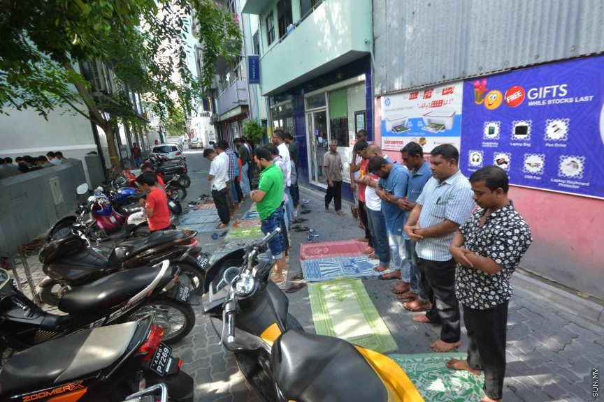 ރަމަޟާން މަހަކީ އެމަހެއްގައި ޤުރުއާން ބާވާލައްވާ ލައިލަތުލް ޤަދުރި ވިލޭރޭ ލެއްވި  މަހެވެ. އެގޮތުން ރަމަޟާން މަހު ޤުރުއާން ކިޔެވުން އިތުރު ކުރުމަކީ ސުންނަތްވެގެންވާ ކަމެކެވެ. ކީރިތި ރަސޫލާ މުހައްމަދު صلى الله عليه وسلم ވެސް ވަނީ ރޯދަ މަހު ޤުރުއާން ކިޔުއްވާ މިންވަރު އިތުރުކުރައްވާފައެވެ. : ރޯދަ މަހު މިސްކިތްތަކަށް ނަމާދުކޮށް ޤުރުއާން ކިޔަވަން ދާ މީހުން ގިނަވޭ  -- ސަން ފޮޓޯ/ ފަޔާޒު މޫސާ 