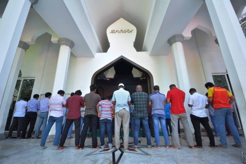 ރަމަޟާން މަހަކީ އެމަހެއްގައި ޤުރުއާން ބާވާލައްވާ ލައިލަތުލް ޤަދުރި ވިލޭރޭ ލެއްވި  މަހެވެ. އެގޮތުން ރަމަޟާން މަހު ޤުރުއާން ކިޔެވުން އިތުރު ކުރުމަކީ ސުންނަތްވެގެންވާ ކަމެކެވެ. ކީރިތި ރަސޫލާ މުހައްމަދު صلى الله عليه وسلم ވެސް ވަނީ ރޯދަ މަހު ޤުރުއާން ކިޔުއްވާ މިންވަރު އިތުރުކުރައްވާފައެވެ. : ރޯދަ މަހު މިސްކިތްތަކަށް ނަމާދުކޮށް ޤުރުއާން ކިޔަވަން ދާ މީހުން ގިނަވޭ  -- ސަން ފޮޓޯ/ ފަޔާޒު މޫސާ 
