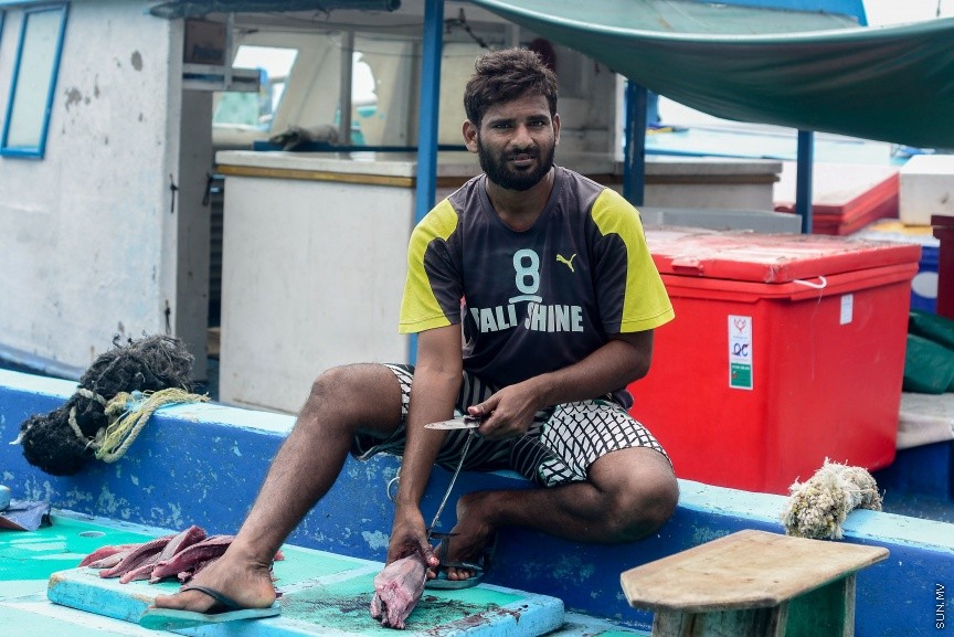 މާލެ ބަދަރުގައި އޮތް ދޯޔެއްގައި އިން މަސްވެރިޔަކު މަހެއް ކަނޑަނީ--ސަން ފޮޓޯ/ މުހައްމަދު އަފްރާހް