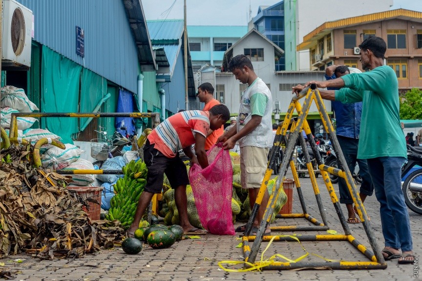 މާލެ ބަނދަރު ސަރަހައދުގައި ބިދޭސީ އަކު ކަރާތަކެއް ސާފު ކުރުމަށް ފަހު ގޯންޔަކައް އަޅާނީ----ސަން ފޮޓޯ/ މުހައްމަދު އަފްރާހް 