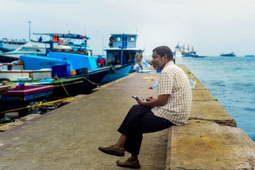 މީހަކު ބަނދަރު ސަރަހައްދުގައި މަޑުކޮށްލައިގެން---ސަން ފޮޓޯ/ މުހައްމަދު އަފްރާހް 