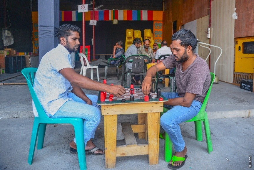 އެމްޑީޕީ ހަރުގޭގައި ބަޔަކު ރާޒުވާ ކުޅެނީ---ސަން ފޮޓޯ/ މުހައްމަދު އަފްރާހް