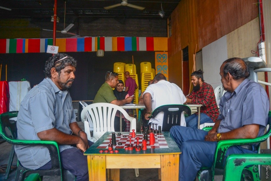 އެމްޑީޕީ ހަރުގޭގައި ބަޔަކު ރާޒުވާ ކުޅެނީ---ސަން ފޮޓޯ/ މުހައްމަދު އަފްރާހް