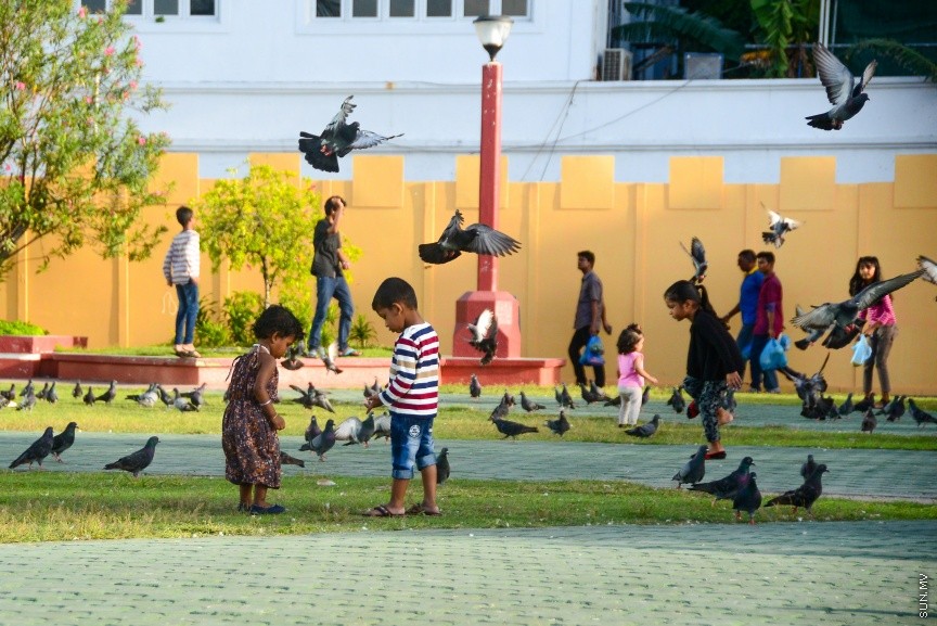 ޖުމްހޫރީ މައިދާނުގައި ކުޑަކުދިންތަކެއް ކުޅެން އުޅެނީ: ރޯދަ މަހުގެ ހަވީރު ވަގުތު ގިނަ ބަޔަކު ޖުމްހޫރީ މައިދާނައް އެއްވެ--ސަން ފޮޓޯ/ މުހައްމަދު އަފްރާހް