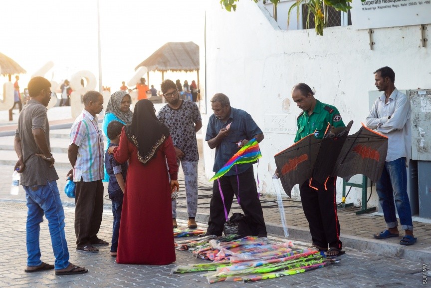 ރަސްފައްނު ސަރަހައްދު މީހަކު މަޑި ވިއްކަނީ: ރޯދަ މަހު މަޑި އެރުވުމަށް ގިނަ ބަޔަކު މާލޭގެ ހުސްބިންތަކަށް ޖަމާވޭ -- ސަން ފޮޓޯ/ އަފްރާހް