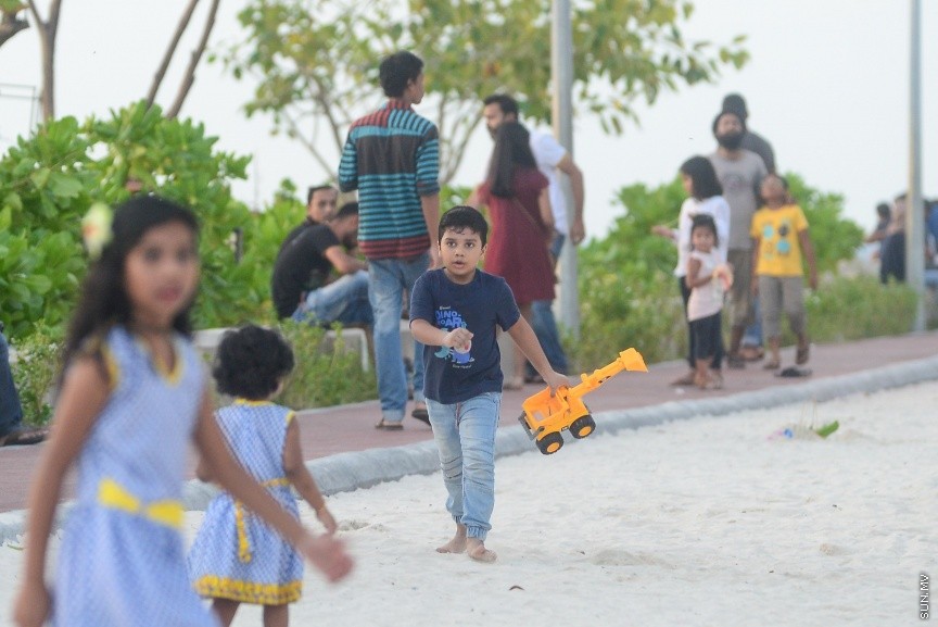 ރަސްފަންނުގައި ކުޑަކުއްޖަގު ކުޅެން އުޅެނީ: ރޯދަމަހުގެ ހަވީރު ވަގުތު ގިނަ ބަޔަކު މާލެގެ ހިއްފަސޭހަ މައިޒާންތަކައް އެއްވެ--ސަން ފޮޓޯ/މުހައްމަދު އަފްރާހް