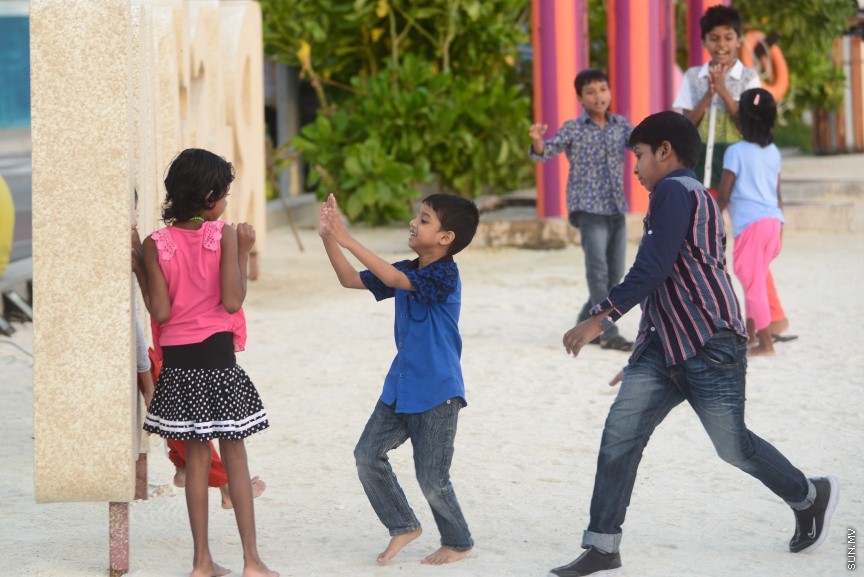 ރަސްފަންނުގައި ކުޑަކުދިން ތަކެއް ކުޅެން އުޅެނީ:  ރޯދަމަހުގެ ހަވީރު ވަގުތު ގިނަ ބަޔަކު މާލެގެ ހިއްފަސޭހަ މައިޒާންތަކައް އެއްވެ--ސަން ފޮޓޯ/މުހައްމަދު އަފްރާހް