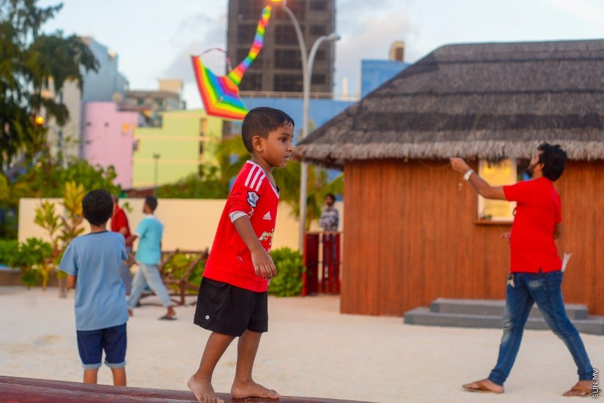 ރަސްފަންނުގައި ކުޑަކުދިން ތަކެއް ކުޅެން އުޅެނީ:  ރޯދަމަހުގެ ހަވީރު ވަގުތު ގިނަ ބަޔަކު މާލެގެ ހިއްފަސޭހަ މައިޒާންތަކައް އެއްވެ--ސަން ފޮޓޯ/މުހައްމަދު އަފްރާހް 