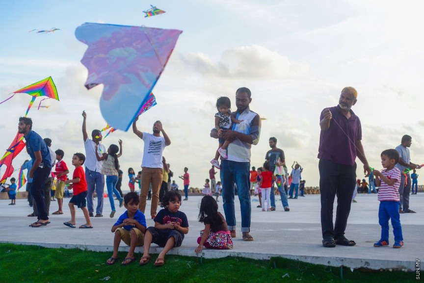 ހަވީރުގެ ވަގުތު އުސްފަސްގަނޑުގައި ބަޔަކު މަޑި އަރުވަނީ: ރޯދަ މަހު މަޑި އެރުވުމަށް ގިނަ ބަޔަކު މާލޭގެ ހުސްބިންތަކަށް ޖަމާވޭ --ސަން ފޮޓޯ/ މުހަންމަދު އަފްރާހް