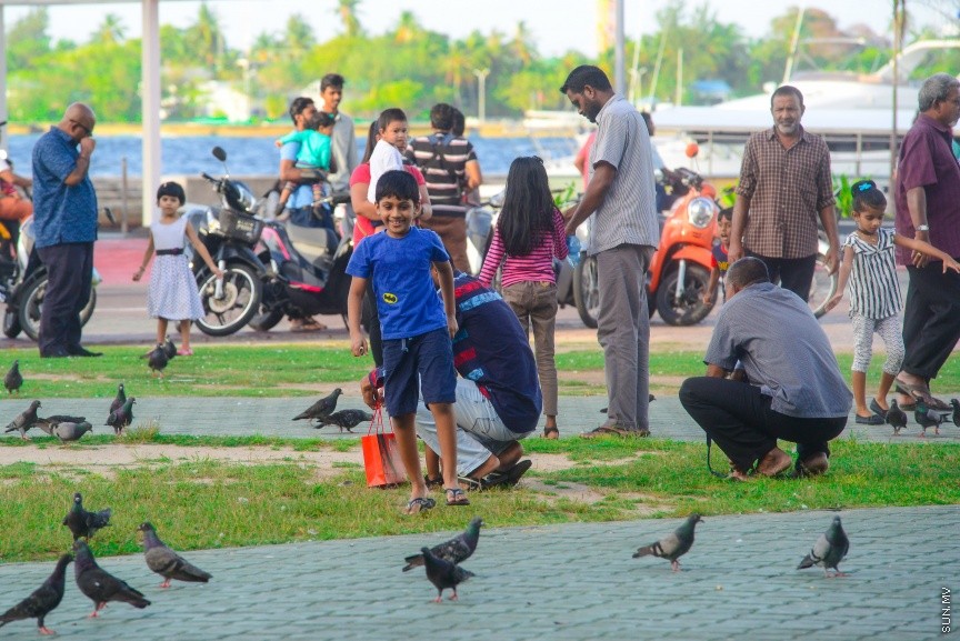 ޖުމްހޫރީ މައިދާނުގައި ކުޑަކުދިން ތަކެއް ކުޅެން އުޅެނީ: ރޯދަ މަހުގެ ހަވީރު ގިނަ ބަޔަކު ޖުމްހޫރީ މައިދާނައް އާދެ---ސަން ފޮޓޯ/ މުހައްމަދު އަފްރާހް 