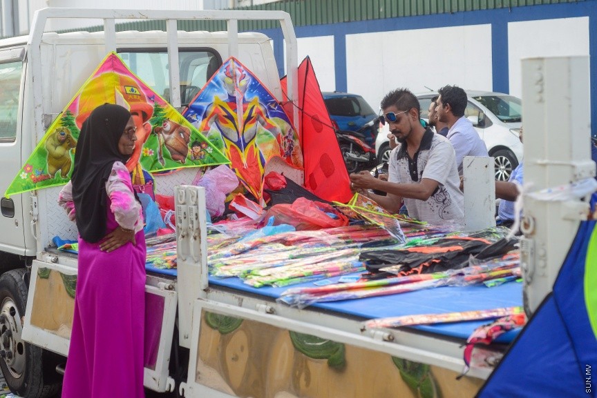 އުސްފަސްގަނޑު ސަރައްހައްދުގައި ޕިކަޕެއް ބާއްވައިގެން މަޑި ވިއްކަނީ: ރޯދަ މަހު މަޑި އެރުވުމަށް ގިނަ ބަޔަކު މާލޭގެ ހުސްބިންތަކަށް ޖަމާވޭ -- ސަން ފޮޓޯ/ އަފްރާހް