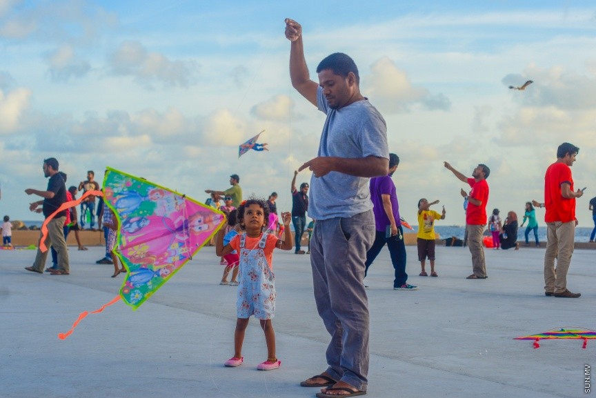 ހަވީރުގެ ވަގުތު އުސްފަސްގަނޑުގައި ބަޔަކު މަޑި އަރުވަނީ: ރޯދަ މަހު މަޑި އެރުވުމަށް ގިނަ ބަޔަކު މާލޭގެ ހުސްބިންތަކަށް ޖަމާވޭ --ސަން ފޮޓޯ/ މުހަންމަދު އަފްރާހް