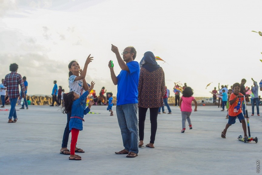 ހަވީރުގެ ވަގުތު އުސްފަސްގަނޑުގައި ބަޔަކު މަޑި އަރުވަނީ: ރޯދަ މަހު މަޑި އެރުވުމަށް ގިނަ ބަޔަކު މާލޭގެ ހުސްބިންތަކަށް ޖަމާވޭ --ސަން ފޮޓޯ/ މުހަންމަދު އަފްރާހް