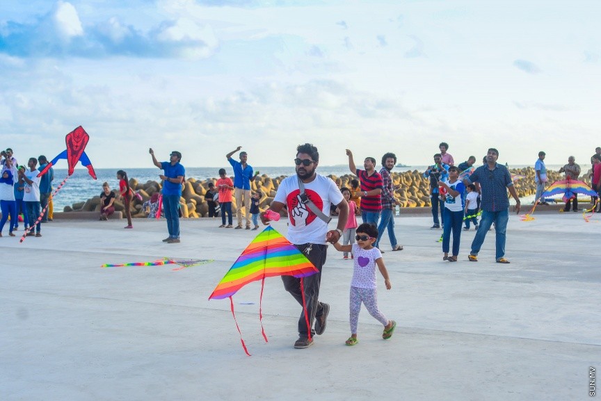 ހަވީރުގެ ވަގުތު އުސްފަސްގަނޑުގައި ބަޔަކު މަޑި އަރުވަނީ: ރޯދަ މަހު މަޑި އެރުވުމަށް ގިނަ ބަޔަކު މާލޭގެ ހުސްބިންތަކަށް ޖަމާވޭ --ސަން ފޮޓޯ/ މުހަންމަދު އަފްރާހް