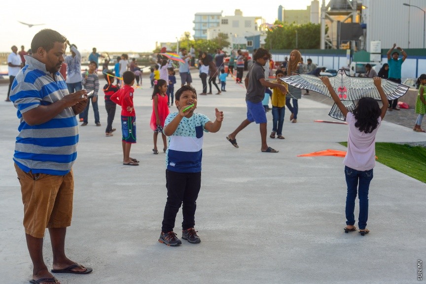 ހަވީރުގެ ހިތްގައިމު ވަގުތު އުސްފަސްގަނޑުގައި ބަޔަކު މަޑި އަރުވަނީ: ރޯދަ މަހު މަޑި އެރުވުމަށް ގިނަ ބަޔަކު މާލޭގެ ހުސްބިންތަކަށް ޖަމާވޭ --ސަން ފޮޓޯ/ މުހަންމަދު އަފްރާހް