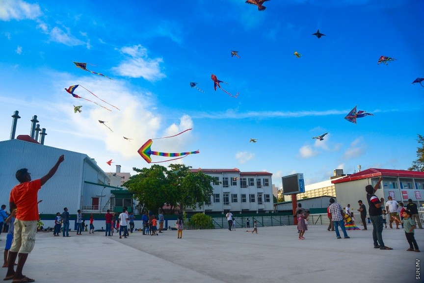 ހަވީރުގެ ވަގުތު އުސްފަސްގަނޑުގައި ބަޔަކު މަޑި އަރުވަނީ: ރޯދަ މަހު މަޑި އެރުވުމަށް ގިނަ ބަޔަކު މާލޭގެ ހުސްބިންތަކަށް ޖަމާވޭ --ސަން ފޮޓޯ/ މުހަންމަދު އަފްރާހް