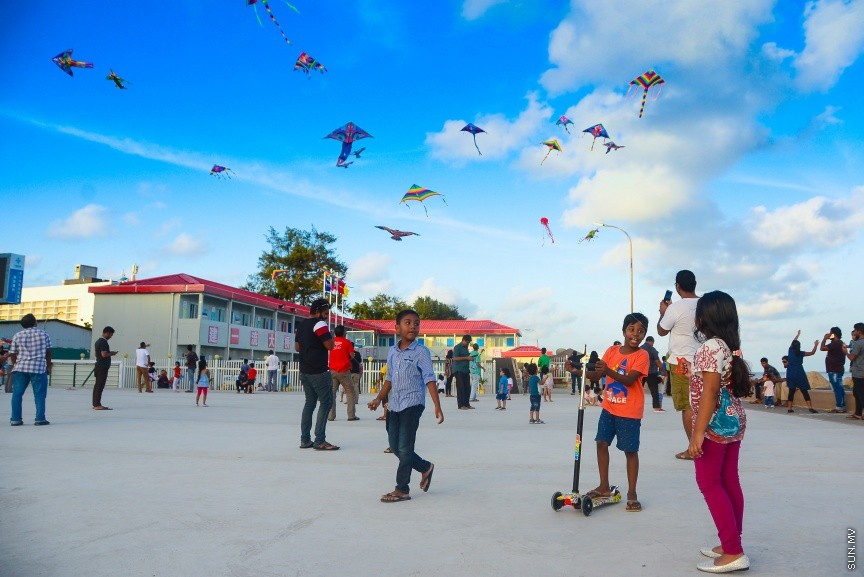 ހަވީރުގެ ވަގުތު އުސްފަސްގަނޑުގައި ބަޔަކު މަޑި އަރުވަނީ: ރޯދަ މަހު މަޑި އެރުވުމަށް ގިނަ ބަޔަކު މާލޭގެ ހުސްބިންތަކަށް ޖަމާވޭ --ސަން ފޮޓޯ/ މުހަންމަދު އަފްރާހް