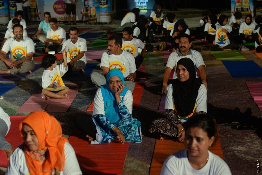 22 ޖޫން 2017 ބައިނަލްއަގުވާމީ ޔޯގާ ދުވަސް  ފާހަގަކުރުމަށް މާލޭގައި ބޭއްވި  ހާއްސަ ހަރަކާތްނިންމާލުމަށް އާޓިފިޝިއަލް ބީޗު ސަރަހައްދުގައި މިރޭ ބޭއްވި ރަސްމިއްޔާތުގެ ތެރެއިން----ސަން ފޮޓޯ/ މުހައްމަދު އަފްރާހް 