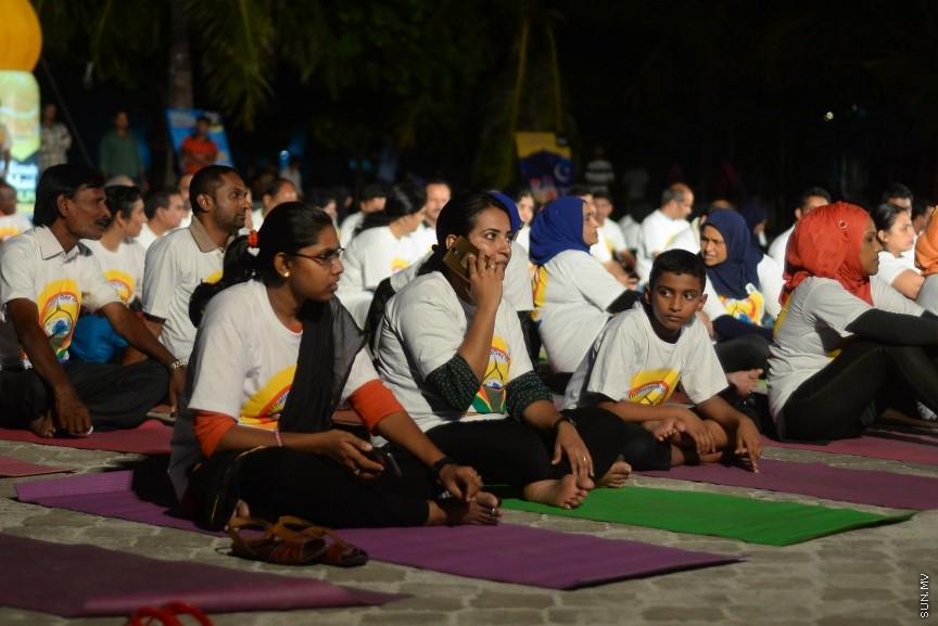 22 ޖޫން 2017 ބައިނަލްއަގުވާމީ ޔޯގާ ދުވަސް  ފާހަގަކުރުމަށް މާލޭގައި ބޭއްވި  ހާއްސަ ހަރަކާތްނިންމާލުމަށް އާޓިފިޝިއަލް ބީޗު ސަރަހައްދުގައި މިރޭ ބޭއްވި ރަސްމިއްޔާތުގެ ތެރެއިން----ސަން ފޮޓޯ/ މުހައްމަދު އަފްރާހް 