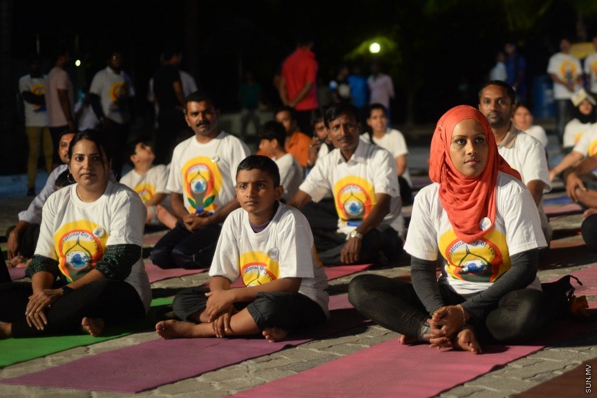 22 ޖޫން 2017 ބައިނަލްއަގުވާމީ ޔޯގާ ދުވަސް  ފާހަގަކުރުމަށް މާލޭގައި ބޭއްވި  ހާއްސަ ހަރަކާތްނިންމާލުމަށް އާޓިފިޝިއަލް ބީޗު ސަރަހައްދުގައި މިރޭ ބޭއްވި ރަސްމިއްޔާތުގެ ތެރެއިން----ސަން ފޮޓޯ/ މުހައްމަދު އަފްރާހް 