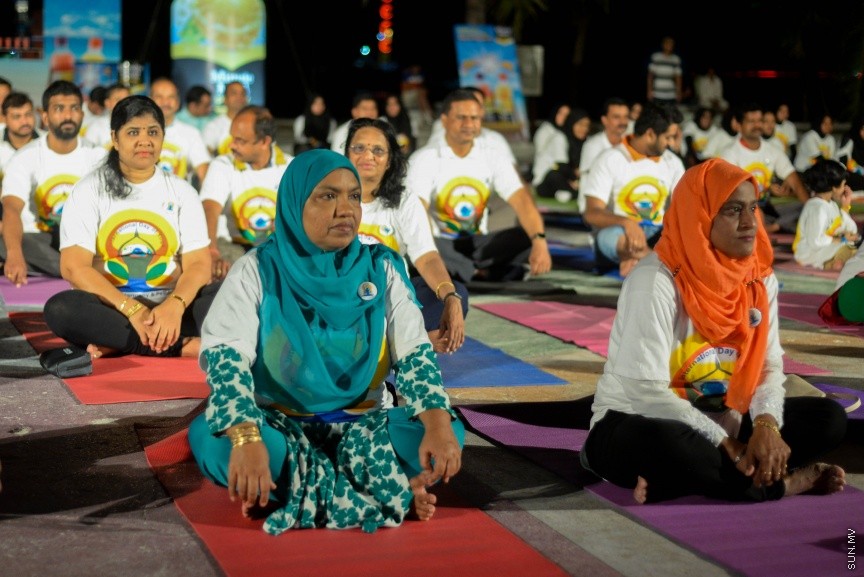 22 ޖޫން 2017 ބައިނަލްއަގުވާމީ ޔޯގާ ދުވަސް  ފާހަގަކުރުމަށް މާލޭގައި ބޭއްވި  ހާއްސަ ހަރަކާތްނިންމާލުމަށް އާޓިފިޝިއަލް ބީޗު ސަރަހައްދުގައި މިރޭ ބޭއްވި ރަސްމިއްޔާތުގެ ތެރެއިން----ސަން ފޮޓޯ/ މުހައްމަދު އަފްރާހް 