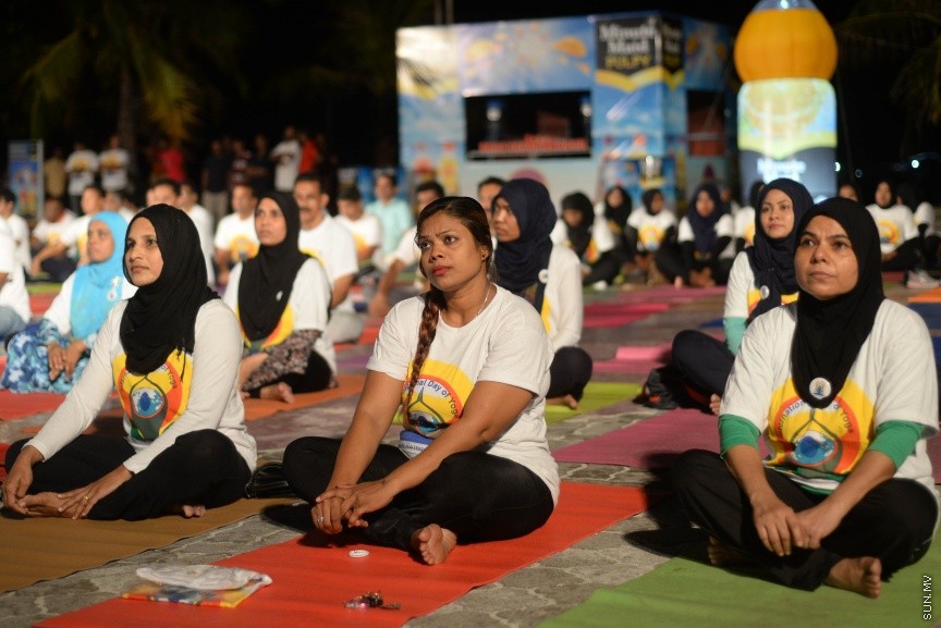 22 ޖޫން 2017 ބައިނަލްއަގުވާމީ ޔޯގާ ދުވަސް  ފާހަގަކުރުމަށް މާލޭގައި ބޭއްވި  ހާއްސަ ހަރަކާތްނިންމާލުމަށް އާޓިފިޝިއަލް ބީޗު ސަރަހައްދުގައި މިރޭ ބޭއްވި ރަސްމިއްޔާތުގެ ތެރެއިން----ސަން ފޮޓޯ/ މުހައްމަދު އަފްރާހް 