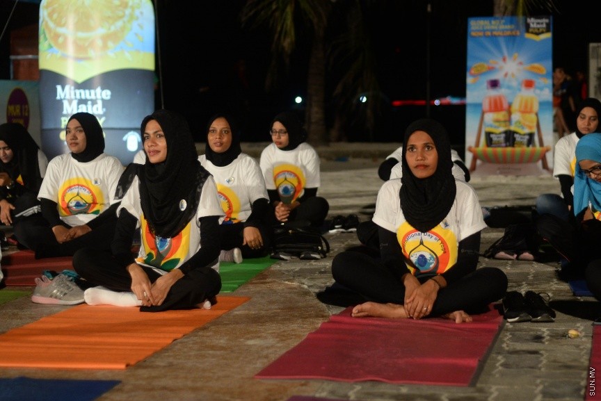 22 ޖޫން 2017 ބައިނަލްއަގުވާމީ ޔޯގާ ދުވަސް  ފާހަގަކުރުމަށް މާލޭގައި ބޭއްވި  ހާއްސަ ހަރަކާތްނިންމާލުމަށް އާޓިފިޝިއަލް ބީޗު ސަރަހައްދުގައި މިރޭ ބޭއްވި ރަސްމިއްޔާތުގެ ތެރެއިން----ސަން ފޮޓޯ/ މުހައްމަދު އަފްރާހް 
