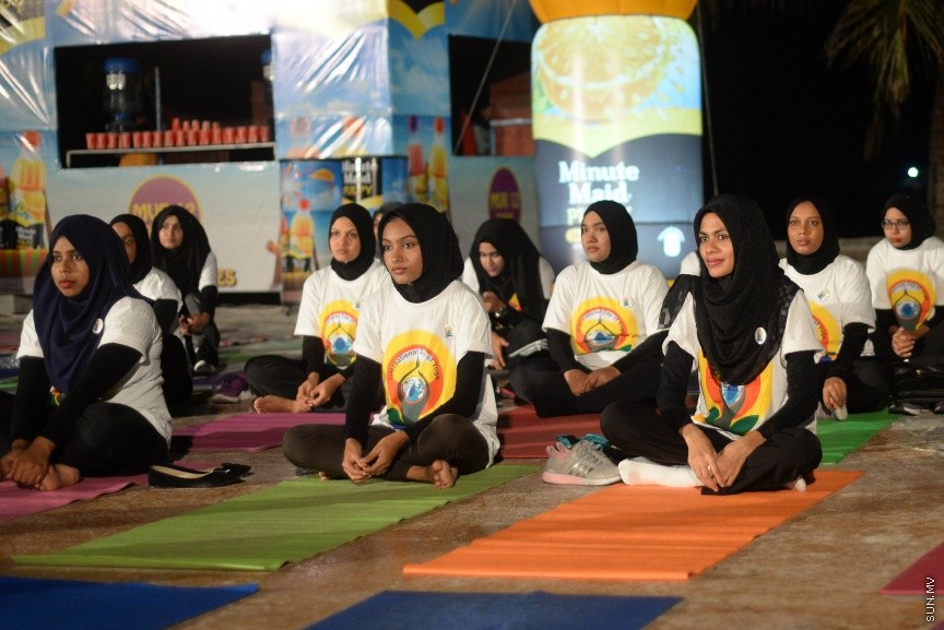 22 ޖޫން 2017 ބައިނަލްއަގުވާމީ ޔޯގާ ދުވަސް  ފާހަގަކުރުމަށް މާލޭގައި ބޭއްވި  ހާއްސަ ހަރަކާތްނިންމާލުމަށް އާޓިފިޝިއަލް ބީޗު ސަރަހައްދުގައި މިރޭ ބޭއްވި ރަސްމިއްޔާތުގެ ތެރެއިން----ސަން ފޮޓޯ/ މުހައްމަދު އަފްރާހް 