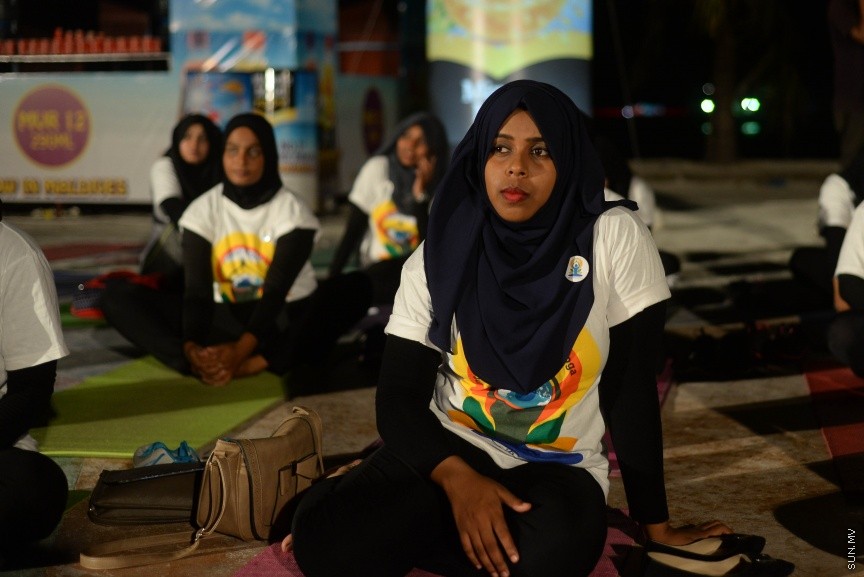 22 ޖޫން 2017 ބައިނަލްއަގުވާމީ ޔޯގާ ދުވަސް  ފާހަގަކުރުމަށް މާލޭގައި ބޭއްވި  ހާއްސަ ހަރަކާތްނިންމާލުމަށް އާޓިފިޝިއަލް ބީޗު ސަރަހައްދުގައި މިރޭ ބޭއްވި ރަސްމިއްޔާތުގެ ތެރެއިން----ސަން ފޮޓޯ/ މުހައްމަދު އަފްރާހް 