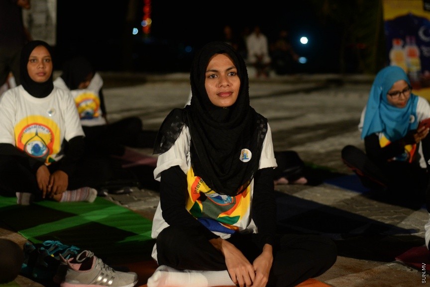 22 ޖޫން 2017 ބައިނަލްއަގުވާމީ ޔޯގާ ދުވަސް  ފާހަގަކުރުމަށް މާލޭގައި ބޭއްވި  ހާއްސަ ހަރަކާތްނިންމާލުމަށް އާޓިފިޝިއަލް ބީޗު ސަރަހައްދުގައި މިރޭ ބޭއްވި ރަސްމިއްޔާތުގެ ތެރެއިން----ސަން ފޮޓޯ/ މުހައްމަދު އަފްރާހް 