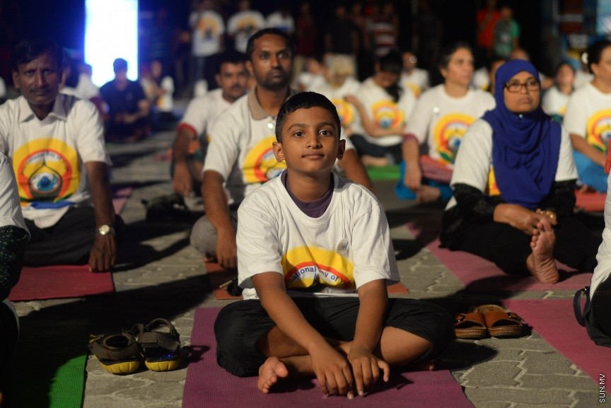 22 ޖޫން 2017 ބައިނަލްއަގުވާމީ ޔޯގާ ދުވަސް  ފާހަގަކުރުމަށް މާލޭގައި ބޭއްވި  ހާއްސަ ހަރަކާތްނިންމާލުމަށް އާޓިފިޝިއަލް ބީޗު ސަރަހައްދުގައި މިރޭ ބޭއްވި ރަސްމިއްޔާތުގެ ތެރެއިން----ސަން ފޮޓޯ/ މުހައްމަދު އަފްރާހް 