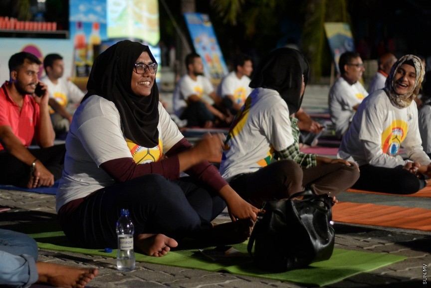 22 ޖޫން 2017 ބައިނަލްއަގުވާމީ ޔޯގާ ދުވަސް  ފާހަގަކުރުމަށް މާލޭގައި ބޭއްވި  ހާއްސަ ހަރަކާތްނިންމާލުމަށް އާޓިފިޝިއަލް ބީޗު ސަރަހައްދުގައި މިރޭ ބޭއްވި ރަސްމިއްޔާތުގެ ތެރެއިން----ސަން ފޮޓޯ/ މުހައްމަދު އަފްރާހް 