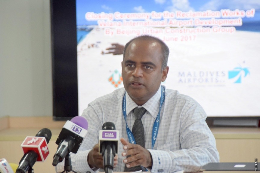 ވެލާނާ އިންޓަނޭޝަނަލް އެއާޕޯޓު ތަރައްގީކުރުމުގެ މަޝްރޫއުގެ ދަށުން ހިއްކަންޖެހޭ ބިންތައް ހިއްކާ ނިމުން ފާހަގަކުރަން ބޭއްވި ނޫސްވެެރިންގެ ބައްދަލުވުމުގައި އެމްއޭސީއެލްގެ އެމްޑީ އާދިލް މޫސާ މައުލޫމާތު ދެނީ -- ސަން ފޮޓޯ/ ފަޔާޒު މޫސާ
