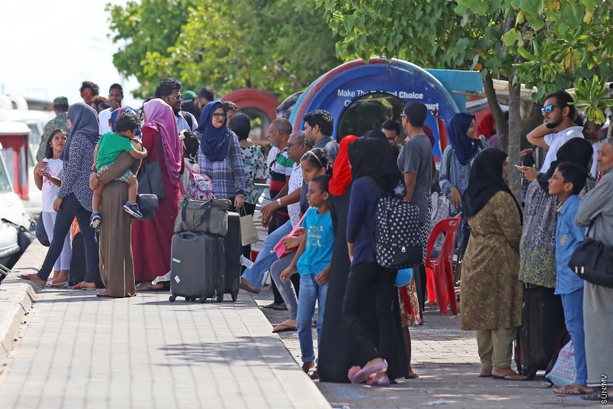 ޢީދު ޗުއްޓީއާ ދިމާކޮށް ގިނަ ބަޔަކު ރަށްރަށަށް ފުރުން: ފިތުރު އީދު ޗުއްޓީ ހަފްތާއާ ދިމާކޮށް މާލޭގައި ދިރިއުޅޭ ގިނަ އަދަދެއްގެ ރައްޔިތުން ދަނީ ރާއްޖެއިން ބޭޜަށާއި، އަތޮޅުތެރޭގެ ރަށްރަށަށް ފުރަމުން -- ސަން ފޮޓޯ/ ފަޔާޒު މޫސާ