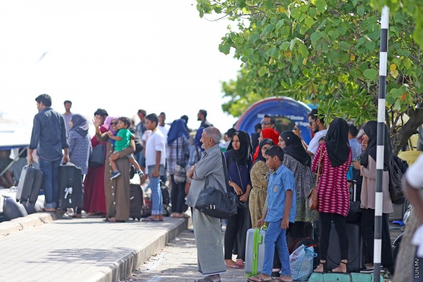 ޢީދު ޗުއްޓީއާ ދިމާކޮށް ގިނަ ބަޔަކު ރަށްރަށަށް ފުރުން: ފިތުރު އީދު ޗުއްޓީ ހަފްތާއާ ދިމާކޮށް މާލޭގައި ދިރިއުޅޭ ގިނަ އަދަދެއްގެ ރައްޔިތުން ދަނީ ރާއްޖެއިން ބޭޜަށާއި، އަތޮޅުތެރޭގެ ރަށްރަށަށް ފުރަމުން -- ސަން ފޮޓޯ/ ފަޔާޒު މޫސާ