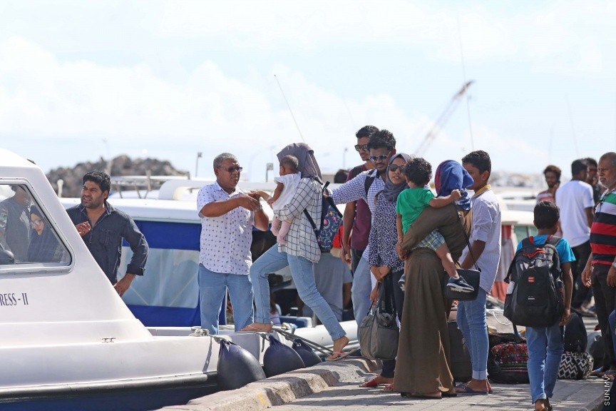 ޢީދު ޗުއްޓީއާ ދިމާކޮށް ގިނަ ބަޔަކު ރަށްރަށަށް ފުރުން: ފިތުރު އީދު ޗުއްޓީ ހަފްތާއާ ދިމާކޮށް މާލޭގައި ދިރިއުޅޭ ގިނަ އަދަދެއްގެ ރައްޔިތުން ދަނީ ރާއްޖެއިން ބޭޜަށާއި، އަތޮޅުތެރޭގެ ރަށްރަށަށް ފުރަމުން -- ސަން ފޮޓޯ/ ފަޔާޒު މޫސާ