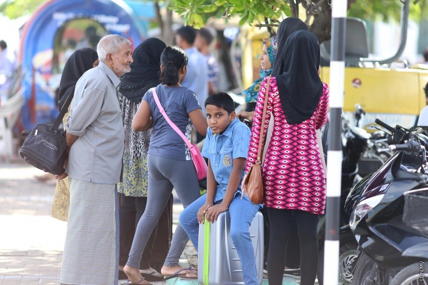 ޢީދު ޗުއްޓީއާ ދިމާކޮށް ގިނަ ބަޔަކު ރަށްރަށަށް ފުރުން: ފިތުރު އީދު ޗުއްޓީ ހަފްތާއާ ދިމާކޮށް މާލޭގައި ދިރިއުޅޭ ގިނަ އަދަދެއްގެ ރައްޔިތުން ދަނީ ރާއްޖެއިން ބޭޜަށާއި، އަތޮޅުތެރޭގެ ރަށްރަށަށް ފުރަމުން -- ސަން ފޮޓޯ/ ފަޔާޒު މޫސާ