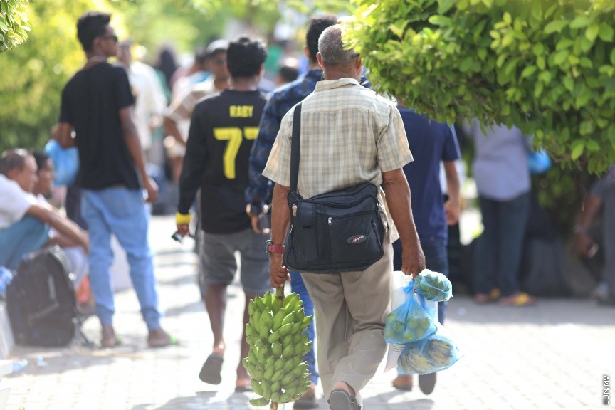 ޢީދު ޗުއްޓީއާ ދިމާކޮށް ގިނަ ބަޔަކު ރަށްރަށަށް ފުރުން: ފިތުރު އީދު ޗުއްޓީ ހަފްތާއާ ދިމާކޮށް މާލޭގައި ދިރިއުޅޭ ގިނަ އަދަދެއްގެ ރައްޔިތުން ދަނީ ރާއްޖެއިން ބޭޜަށާއި، އަތޮޅުތެރޭގެ ރަށްރަށަށް ފުރަމުން -- ސަން ފޮޓޯ/ ފަޔާޒު މޫސާ